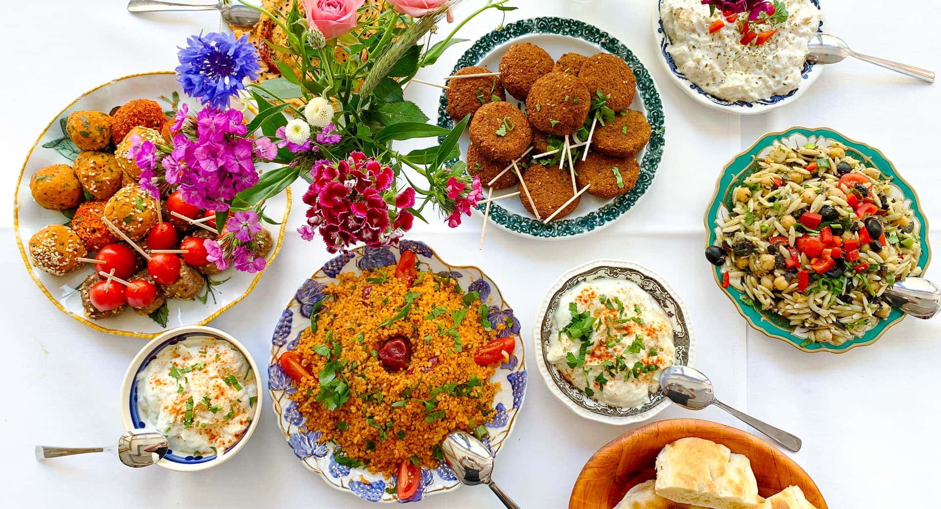 Mediterranes Buffet mit Humus, Falafel, Salat, Brot und Dips